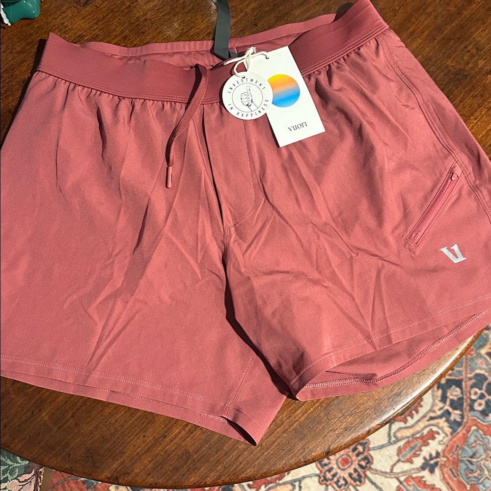 Vuori mens Athletic Shorts size small lined 5”